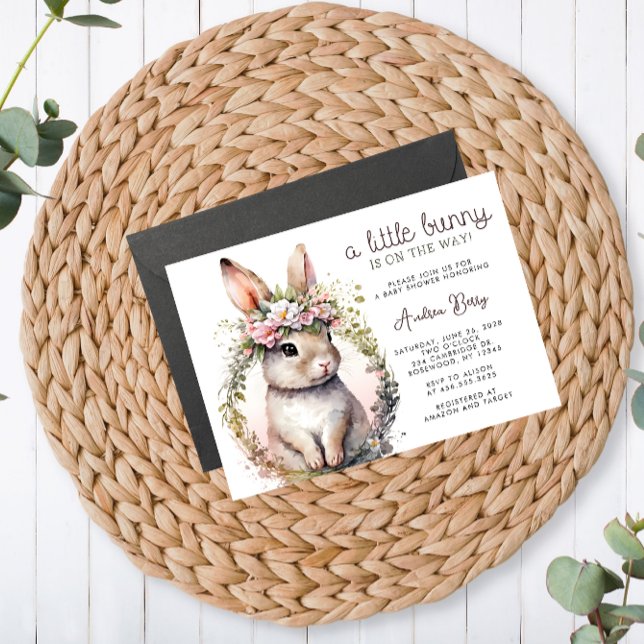 Lilla Bunny är på vägen mot babyskabinka Inbjudningar (Skapare uppladdad)