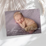 Lilla christmas-kort för födelseanmälan i helgdag meddelande<br><div class="desc">Förtjusande,  vit skriptdesign med ett underbart nyfött foto från baby,  bilden och textdetaljen för detta kort kan vara personlig.</div>