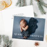 Lilla christmas-kort för födelseanmälan meddelande<br><div class="desc">Den vita skriptdesignen med ett underbart nyfött foto,  bilden och textdetaljen för detta kort kan vara personlig.</div>