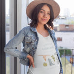 Lilla Cowboy-Mamma att vara T Shirt<br><div class="desc">Cute cowboytema för att skjorta till din babydusch eller gravid. Rustik illustration av cowboystövel,  hatt,  orm och kaktus. I texten står det: "Saddla upp!" En liten cowboypojke är på väg."</div>