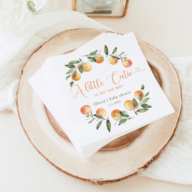 Lilla cutien är på väg att duscha barn pappersservett (Skapare uppladdad)