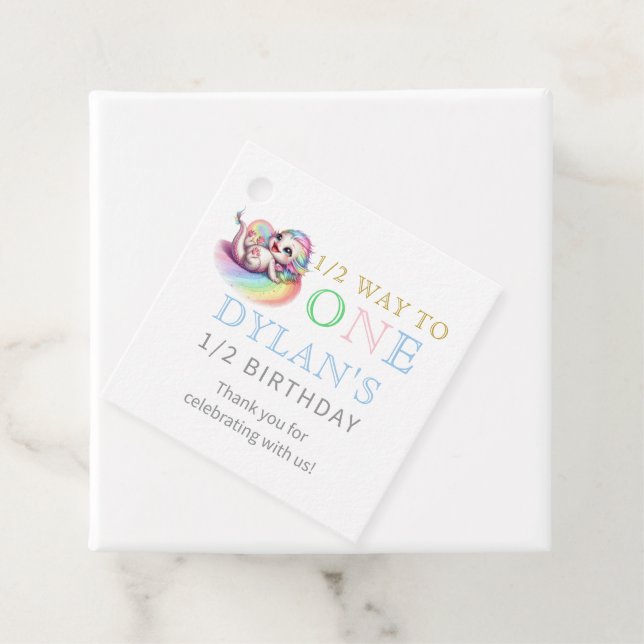 Lilla Dragon Halfway till en blå 6-månads födelsed Gåvor Etiketter (På plats)