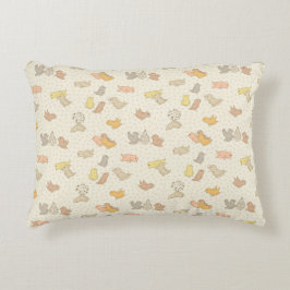 Lilla fågel och fjädrar på beige - mönster. prydnadskudde