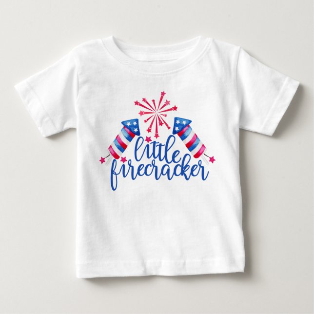 Lilla Firecracker 4:e juli Birthday Patriotic T Shirt (Framsida)