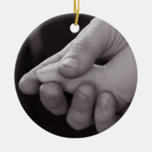 Lilla fot i stor hand Ornament