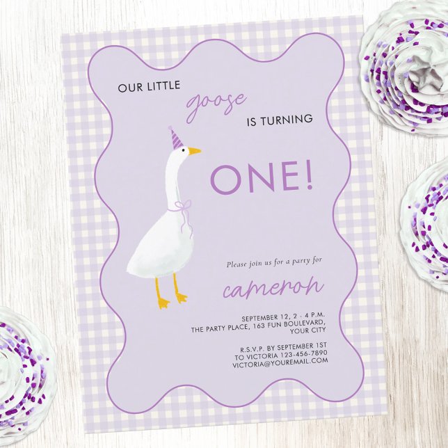 Lilla Gås Gingham Första Födelsedagsfest Vykort (Little Goose 1st first birthday party invitation with wavy frame and gingham detail)