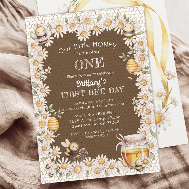 Lilla Honey Fyller Ett År Bisk Daisy 1-årsdag Inbjudningar (Skapare uppladdad)