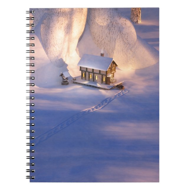 Lilla hus i den bärbara datorn Snö Anteckningsbok (Framsidan)