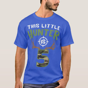 Lilla jägare är 5 födelsedagspojkar 5:e födelsedag t shirt