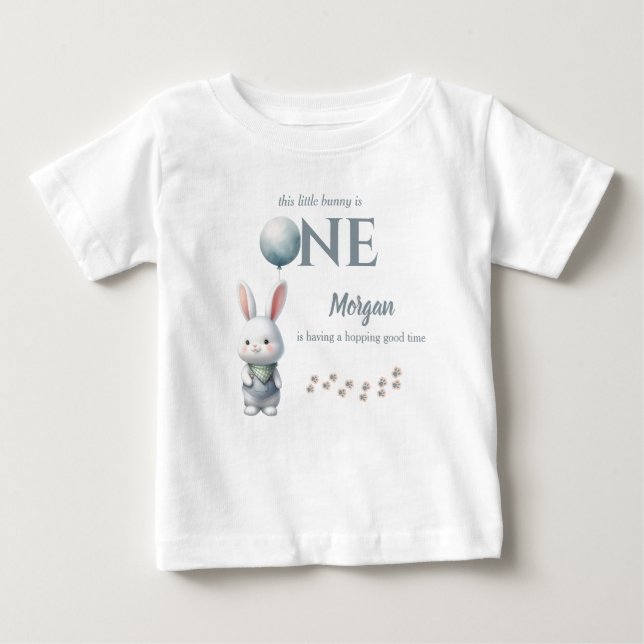 Lilla Kanin Fyller Ett Blå Pojkarnas 1-årsdag T Shirt (Framsida)