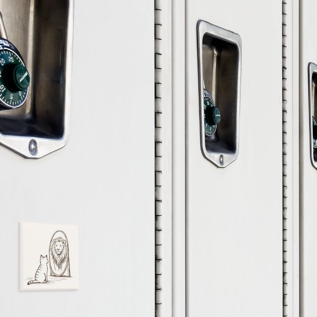 Lilla katt ser lejon som reflektion i spegeln magnet (In Situ (Locker))