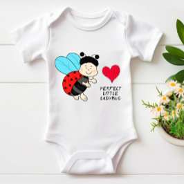 Lilla ladybug pojke med hjärta t shirt
