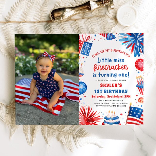 Lilla miss Firecracker 4:e juli 1:a födelsedag Inbjudningar (Watercolor Little Miss Firecracker Fireworks Patriotic Girl 4th of July 1st Birthday Invitation)