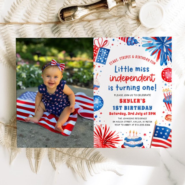 Lilla miss Oberoende 4 juli 1:a födelsedagen Inbjudningar (Watercolor Fireworks Patriotic Little Miss Independent 4th of July Girl 1st Birthday Invitation)