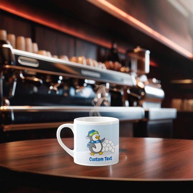 Lilla penguin med snö bollar som viftar espressomugg (Skapare uppladdad)