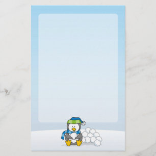 Lilla penguin sitta med snöbullar brevpapper