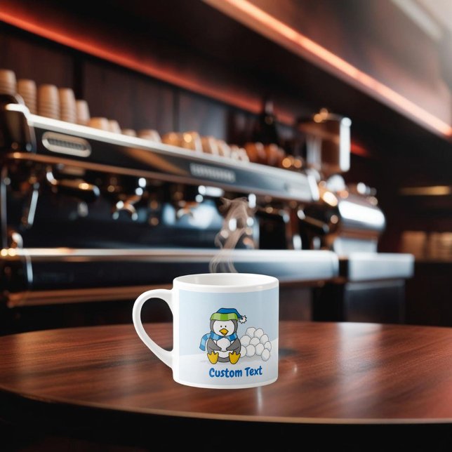 Lilla penguin sitta med snöbullar espressomugg (Skapare uppladdad)