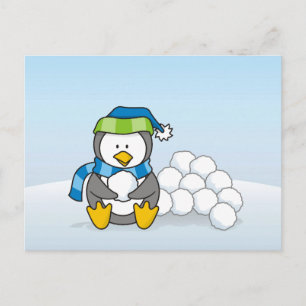 Lilla penguin sitta med snöbullar vykort