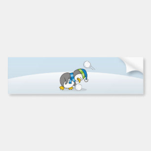 Lilla penguin som får snö boll bildekal