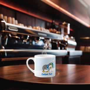 Lilla penguin som får snö boll espressomugg
