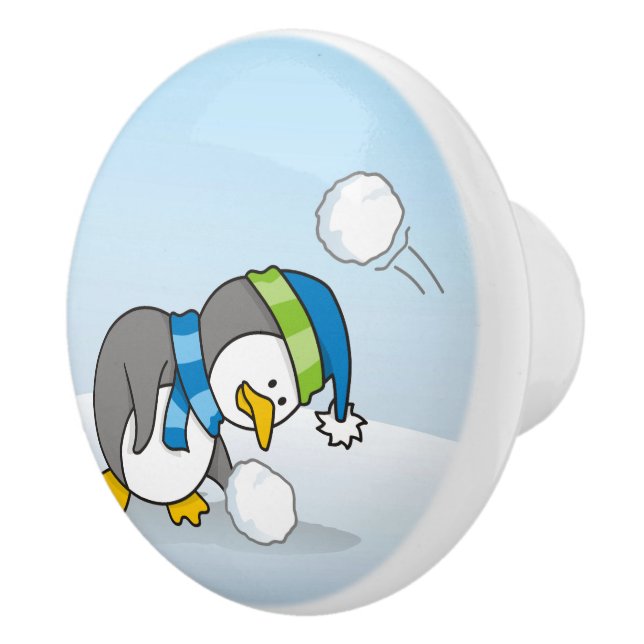 Lilla penguin som får snö boll knopp (Höger)