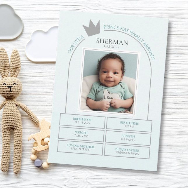Lilla Prince Birth-annons-kort Inbjudningar (Modern Prince Birth announcement card for the minimalist.)