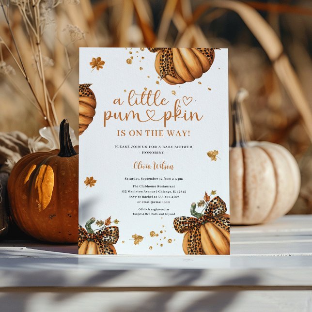 Lilla Pumpkin Fall Minimalist Retro Leopard Bow Inbjudningar ( Little Pumpkin Fall Minimalist - Gender Neutral Autumn Retro Coquette Leopard Bow Baby Shower)