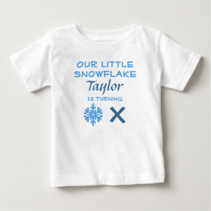 Lilla snöflamma i åldern vid födelsedag Baby T-Shi T Shirt