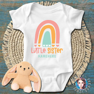 Lilla syster färgglada regnbågs hjärtan t shirt