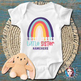 Lilla syster Personligt namn Söt regnbåge T Shirt