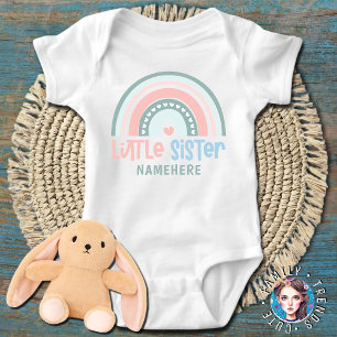 Lilla syster Personligt namn Söt regnbåge T Shirt