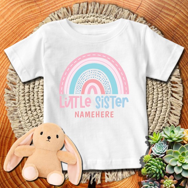 Lilla syster Personligt namn Söt regnbåge T Shirt (Skapare uppladdad)