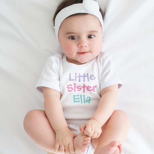 Lillasyster färgglad text personlig tee shirt (Skapare uppladdad)