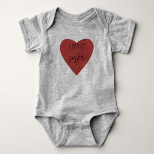 Lillasyster Röda Hjärtat Baby Body - Söt Nyhet T Shirt