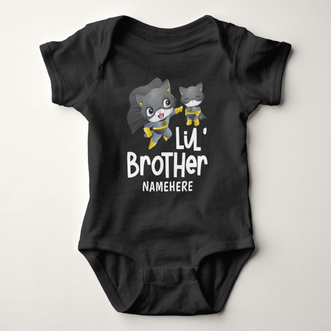 Lille Bror Superhjälte Katt Anpassat Namn T Shirt (Framsida)