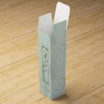 Lily of Valley med Ferns || Anpassningsbar för Grö Presentask För Vinflaska<br><div class="desc">Lily of Valley med Ferns || Blek Grönt Personligt bröllp eller Förlovning Vin Boxes är perfekten till elegans för Vin eller Beverage Gifts. Dessa komar i Vin och Beverage Box i olika färg och var och en av dem förtecknas som en samling separat. Blanda och matcha det perfekta utseende du...</div>