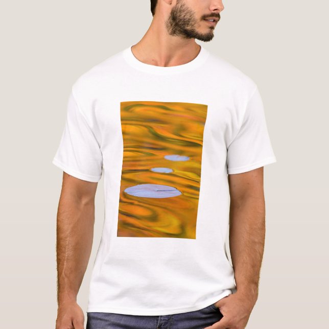 Lily pad on orange vatten, Kanada T-shirt (Framsida)