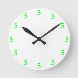 Lime Green Fem o'Clock nånstans på vitt Rund Klocka