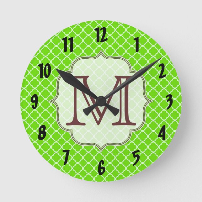 Lime Green Quarterfoil Latti Monogram Wall Clock Rund Klocka (Framsida)