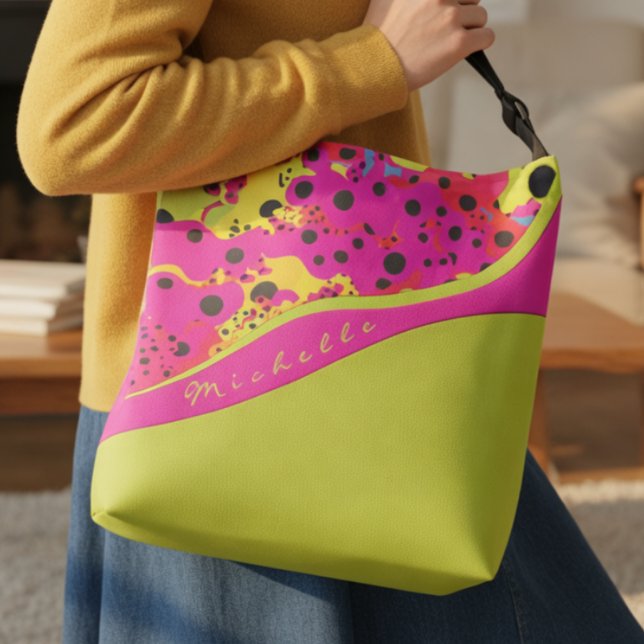 Limegrön och rosa prickig abstrakt axelväska (Cute hot pink and lime with black dots and you can customize the name making this bag fun and unique)