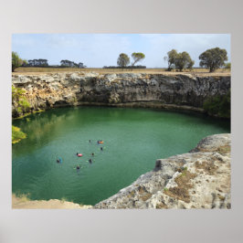 Limestone Cliffs och Emerald Vatten Poster