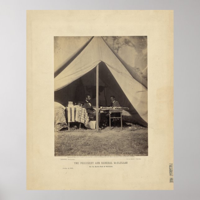 Lincoln & Gen McClellan on Battle fält Antietam Poster (Framsidan)