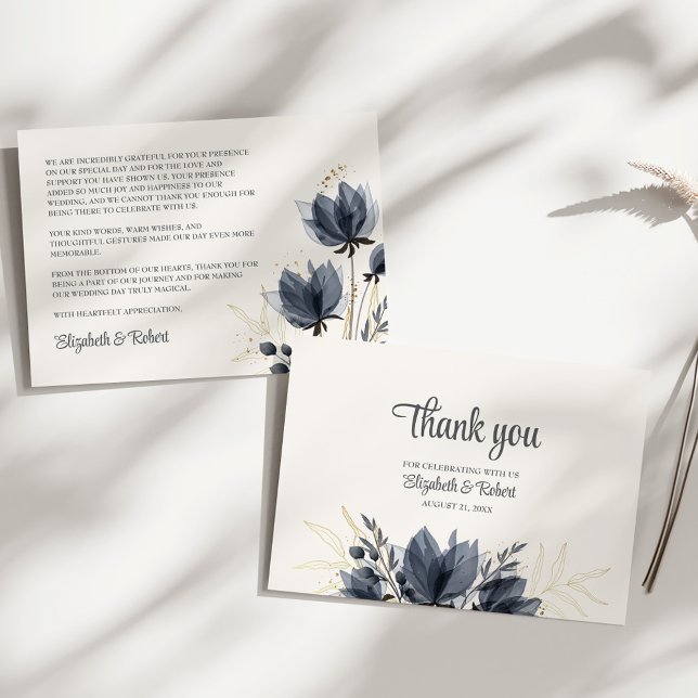 Linda Grå Blommor Bröllop Tack Kort (Gentle Gray Flowers Wedding Thank You Card on a sunny white table.)