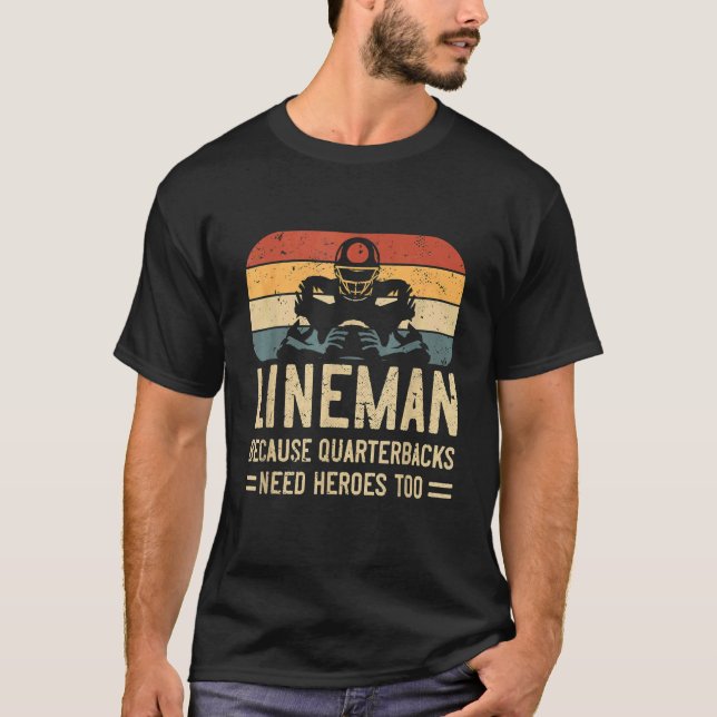 Lineman för kvarterback behöver hjältar till Footb T Shirt (Framsida)