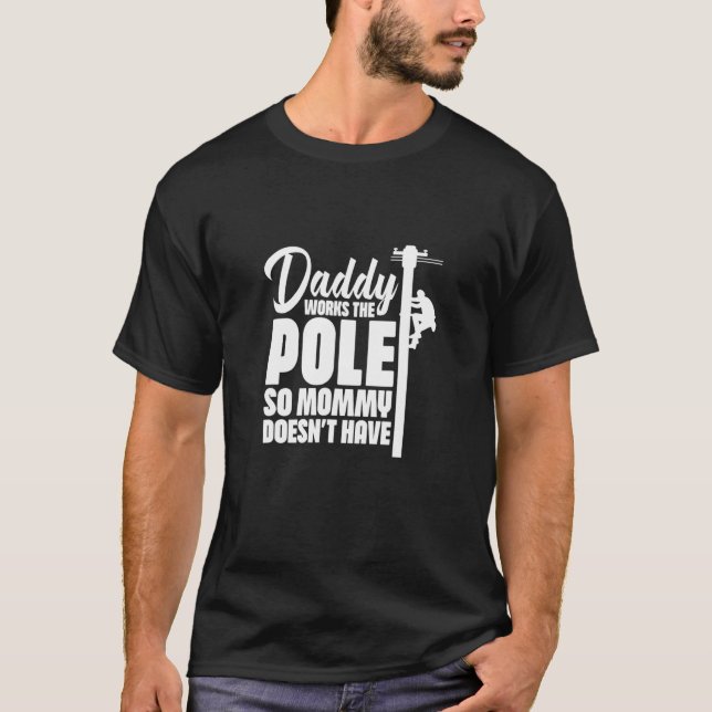 Lineman Pappa pappa jobbar på polen så att Mamma i T Shirt (Framsida)