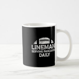 Lineman serverar Pancakes Daily Football Offensien Kaffemugg