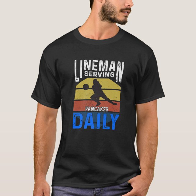 Lineman serverar Pancakes Daily Football Offensien T Shirt (Framsida)