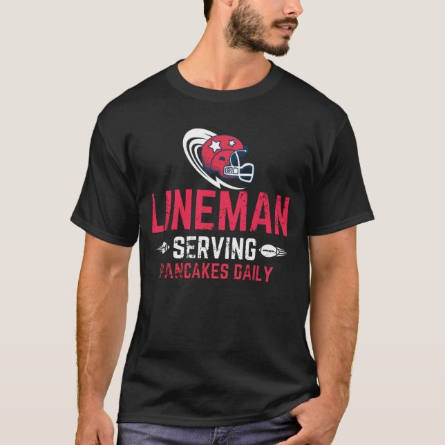 Lineman Serving Pancakes Daily/Football LINEMAN T Shirt (Framsida)