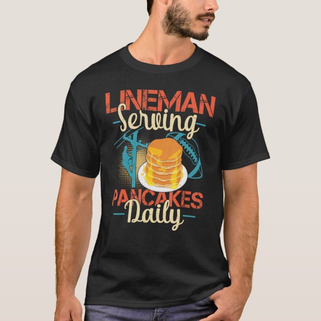 Lineman Serving Pancakes Funny Football Player T Shirt (Framsida)