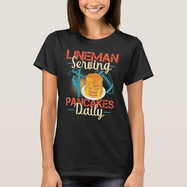 Lineman Serving Pancakes Funny Football Player T Shirt (Framsida)
